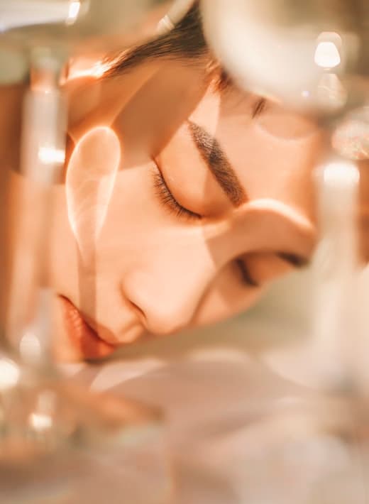 Rostro en reposo bajo luz cálida